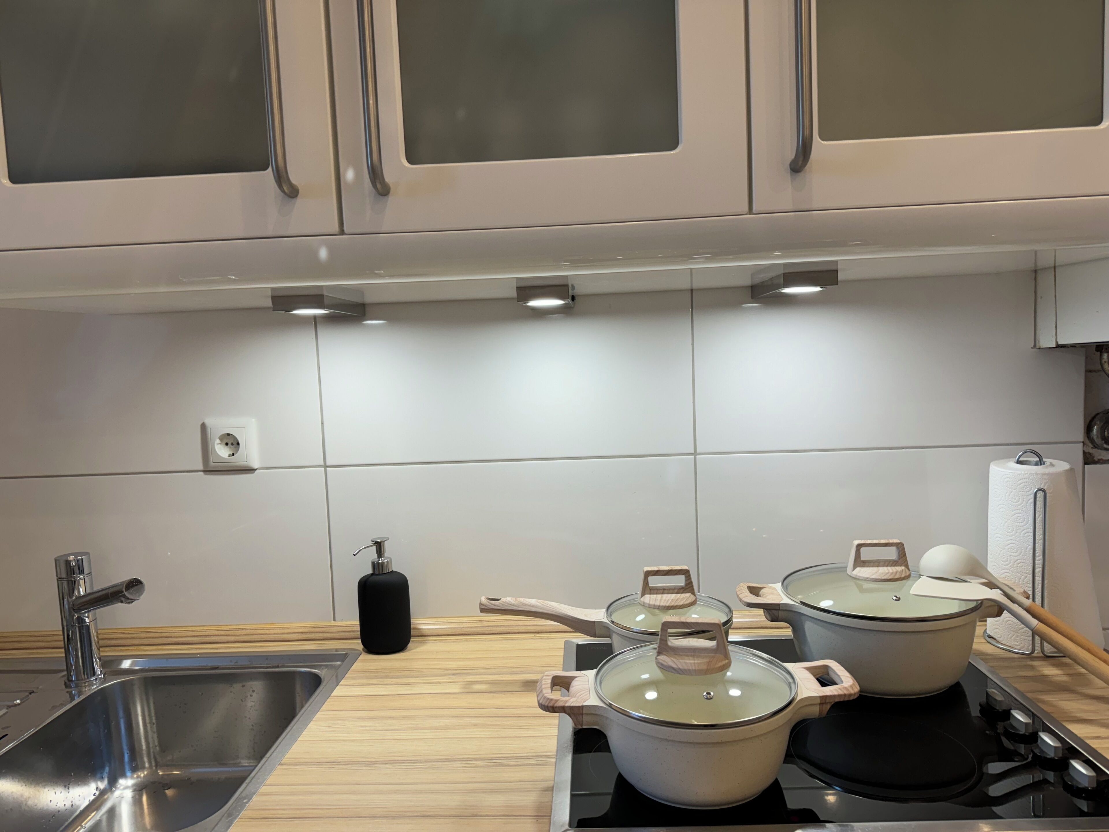 Exclusive Apartment | Private kitchen | Fridge, microwave, oven, stovetop