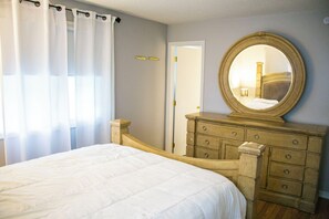 3 bedrooms, iron/ironing board, WiFi, bed sheets - Charming 3-bedroom house in amazing Minneapolis with AC, WiFi (Minneapolis)