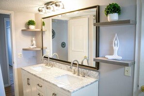 Douche, sèche-cheveux, serviettes fournies, savon