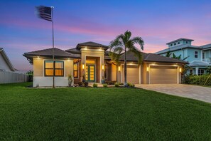 Exterior - Waterfront Luxury, Heated Saltwater Pool & Spa, Dock w/Tiki, Kayaks - Villa Tarpon Time - Roelens (Cape Coral)