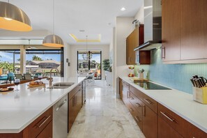 Fridge, microwave, oven, stovetop - Waterfront Luxury, Heated Saltwater Pool & Spa, Dock w/Tiki, Kayaks - Villa Tarpon Time - Roelens (Cape Coral)