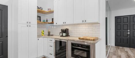 Refrigerador, microondas, horno y parrilla de estufa