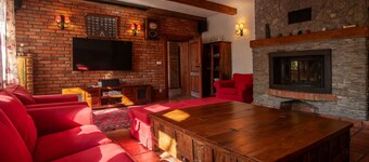 Wonderful private villa with WIFI, hot tub, TV, terrace, pets allowed, panoramic view and parking