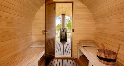 Stunning private villa with hot tub, WIFI, TV, terrace, pets allowed and panoramic view