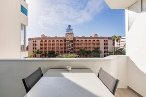 Outdoor dining - Renovated 1-bedroom apartment close to Yumbo. (Playa del Inglés)