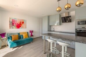 Kjøleskap, mikrobølgeovn, ovn og oppvaskmaskin