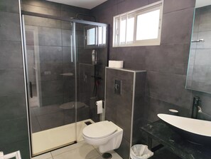 Shower, hair dryer, towels - Apartment - renovated 1 bedroom on the top floor (Playa del Inglés)