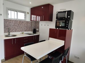 Geladeira, micro-ondas, fogão, cafeteira/chaleira