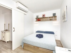 1 bedroom, iron/ironing board, Internet, bed sheets