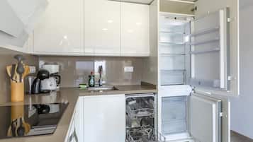 Een koelkast, een microgolfoven, een oven, een vaatwasser