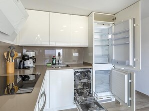 Réfrigérateur, micro-ondes, four, lave-vaisselle