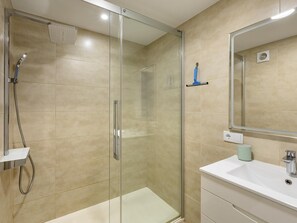 Shower, hair dryer, towels