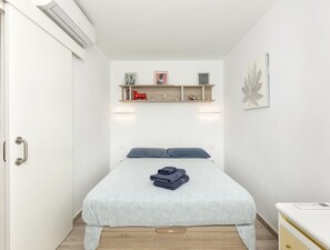 1 chambre, fer et planche à repasser, accès Internet, draps fournis