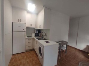 Fridge, microwave, coffee/tea maker, toaster - 1-bedroom apartment close to Yumbo (Playa del Inglés)