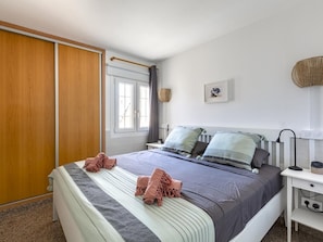 2 bedrooms, iron/ironing board, Internet, bed sheets