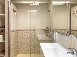 Dusche, Haartrockner, Handtücher