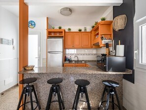 Refrigerador, microondas, horno y cafetera y tetera