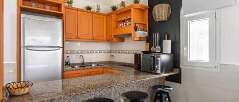 ثلاجة، ميكروويف، فرن، ماكينة لصنع القهوة/الشاي