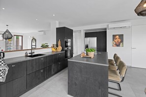 Een koelkast, een microgolfoven, een oven, een kookplaat