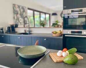 Fridge, microwave, oven, stovetop - 'The Grand' apartment, Jan Sofat, Apartment for 8 people near Jan Thiel on a luxury resort (Willemstad)