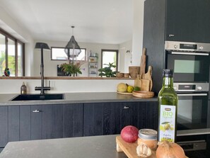 Fridge, microwave, oven, stovetop - 'The Grand' apartment, Jan Sofat, Apartment for 8 people near Jan Thiel on a luxury resort (Willemstad)