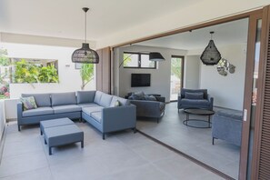 TV - 'The Grand' apartment, Jan Sofat, Apartment for 8 people near Jan Thiel on a luxury resort (Willemstad)