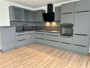 Kjøleskap, ovn, kokeplater og oppvaskmaskin