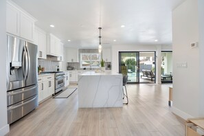 Jääkaappi, mikroaaltouuni, uuni, liesi