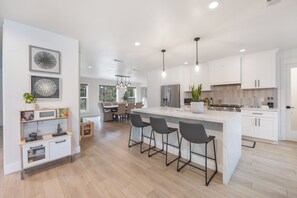 Een koelkast, een microgolfoven, een oven, een kookplaat