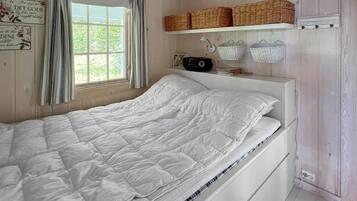 2 bedrooms, travel crib