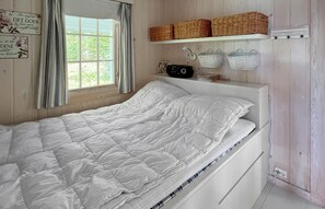 2 bedrooms, travel crib, bed sheets