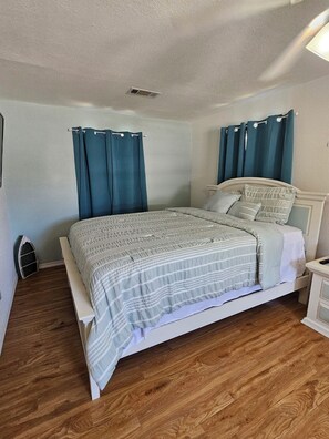 1 غرفة نوم ومكواة/لوح كي وواي فاي وملاءات أسرّة