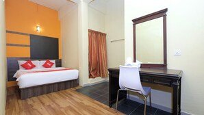 A hotel room with a bed, a desk, and a mirror. - Hotel Tudor Cameron Highland (Brinchang)
