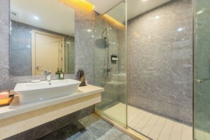 Superior-Suite | Hochwertige Bettwaren, Daunenbettdecken, Schreibtisch