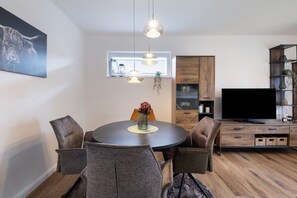 Dining - Holiday Home 'Ferienhaus Anna Elbe' with Private Terrace, Private Garden and Wi-Fi (Wischhafen)