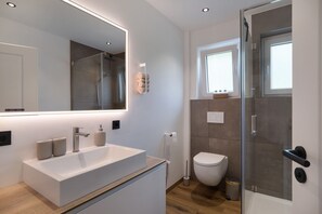 Shower, hair dryer, towels - Holiday Home 'Ferienhaus Anna Elbe' with Private Terrace, Private Garden and Wi-Fi (Wischhafen)