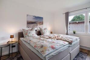 2 bedrooms, iron/ironing board, free WiFi, bed sheets - Holiday Home 'Ferienhaus Anna Elbe' with Private Terrace, Private Garden and Wi-Fi (Wischhafen)