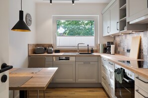 Een koelkast, een magnetron, een oven, een kookplaat