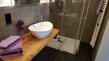 Een douche, een haardroger, handdoeken