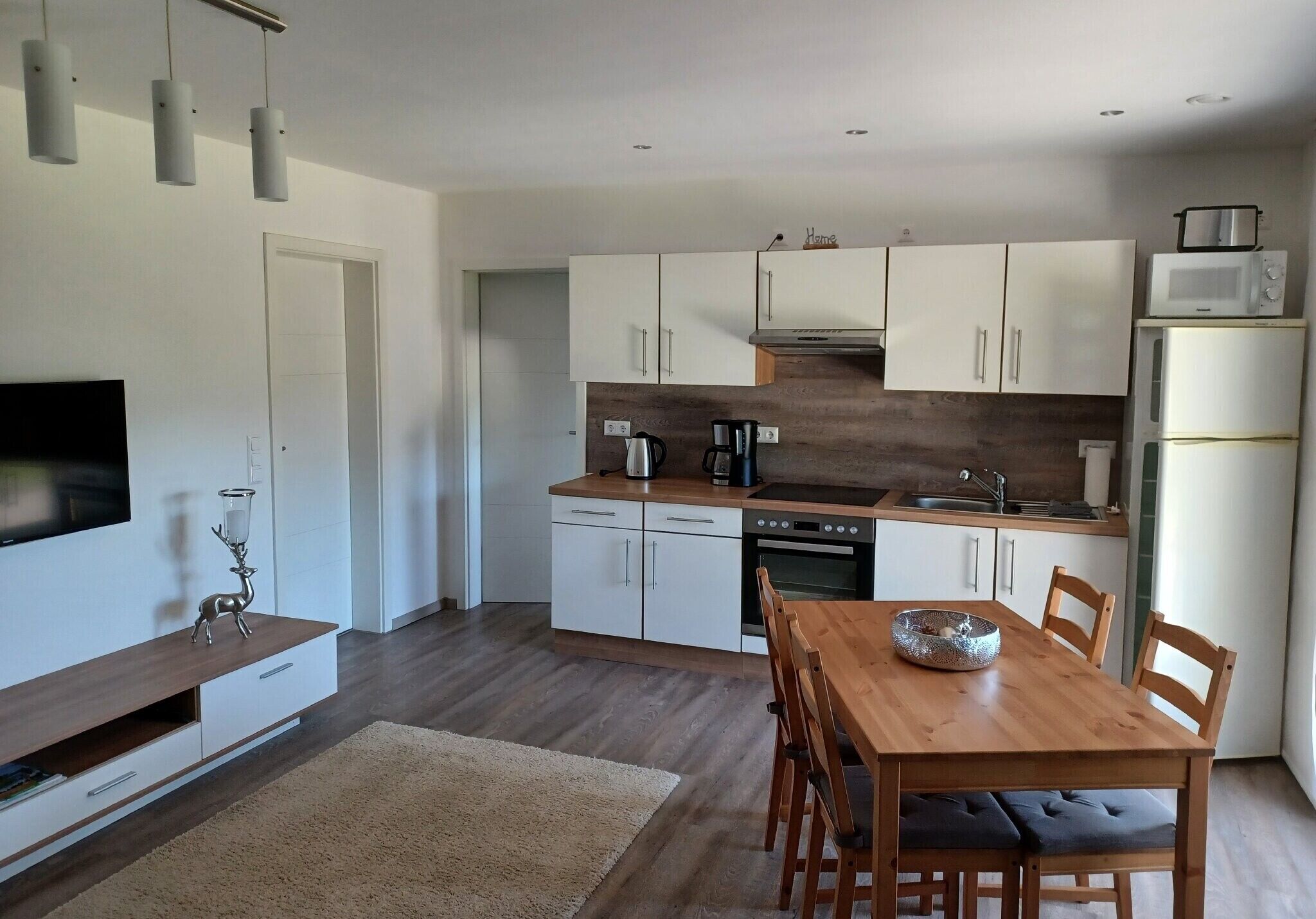 Een koelkast, een magnetron, een oven, een kookplaat