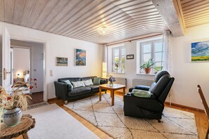 TV - Apartment 'Benninghusum' with Shared Garden and Wi-Fi (Emmelsbüll-Horsbüll)