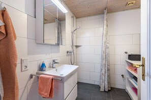 Shower, hair dryer, towels - Apartment 'Benninghusum' with Shared Garden and Wi-Fi (Emmelsbüll-Horsbüll)