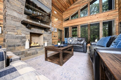 Luxury Cabin*Hot Tub*Fire Pit*Game Room*Arcade