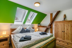 2 bedrooms, iron/ironing board, free WiFi, bed sheets