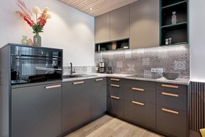 Frigorifero, microonde, forno, piano cottura