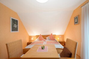 1 bedroom, free WiFi - Room 'Doppelzimmer Gänseblümchen' with Private Terrace, Shared Garden and Wi-Fi (Elzach)