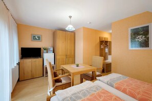 1 bedroom, free WiFi - Room 'Doppelzimmer Gänseblümchen' with Private Terrace, Shared Garden and Wi-Fi (Elzach)