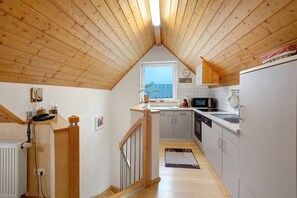 Fridge, microwave, oven, stovetop - Apartment 'Ferienwohnung Rose Mit Balkon' with Shared Garden, Balcony and Wi-Fi (Elzach)
