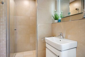 Shower, hair dryer, towels - Holiday Home 'Ferienhaus Strandperle' with Private Terrace, Private Garden and Wi-Fi (Ostseebad Zingst)