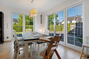 Dining - Holiday Home 'Ferienhaus Strandperle' with Private Terrace, Private Garden and Wi-Fi (Ostseebad Zingst)